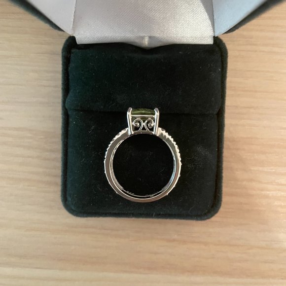 Peridot ring with cubic zirconia set on silver double band - Picture 4 of 6